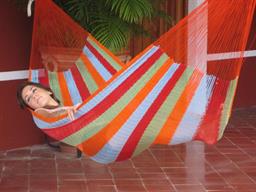 Farverig Mexicansk hængekøje i coated bomuldsnet som er velegnet til udeliv